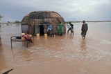 Es regnet, regnet und regnet. Kenia hat mit den schwersten Überschwemmungen seit Langem zu kämpfen. Über unsere Partnerorganisation vor Ort erreichen uns erschreckende Zahlen: über 270 Menschen kamen bei den Unwettern ums Leben, 200.000 sind auf der Flucht, über 10.000 Tiere ertranken, 45.000 Hektar Ackerland sind zerstört. Auch in den Nachbarstaaten Tansania, Burundi und Uganda haben die Unwetter weite Landesteile verwüstet.