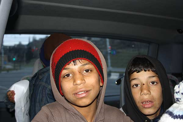 Jungen im bus kennenlernen