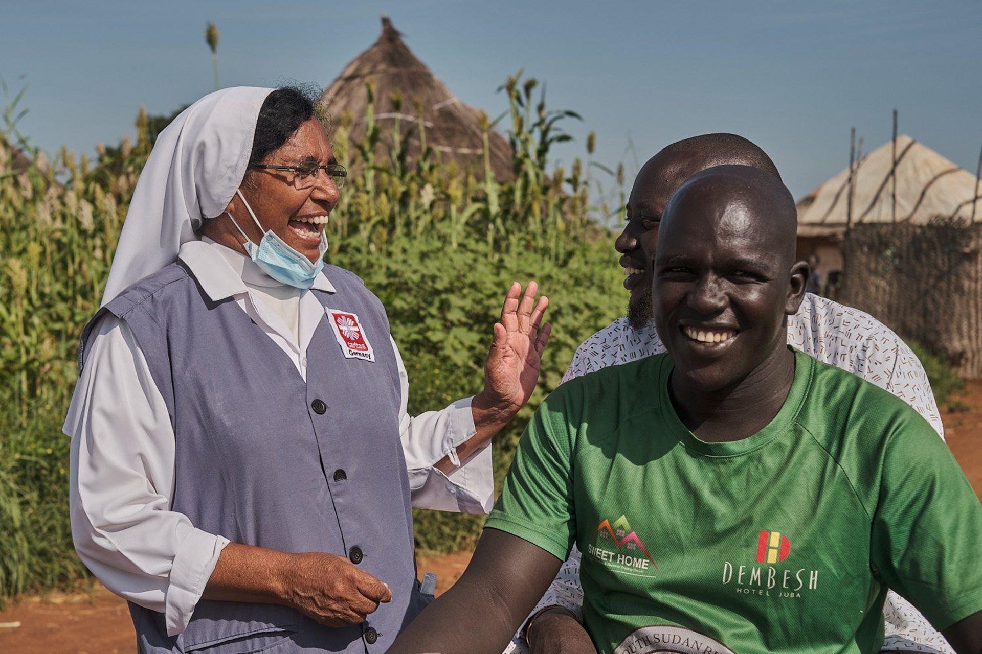 Gracy unterhält sich mit zwei Motorradfahrern