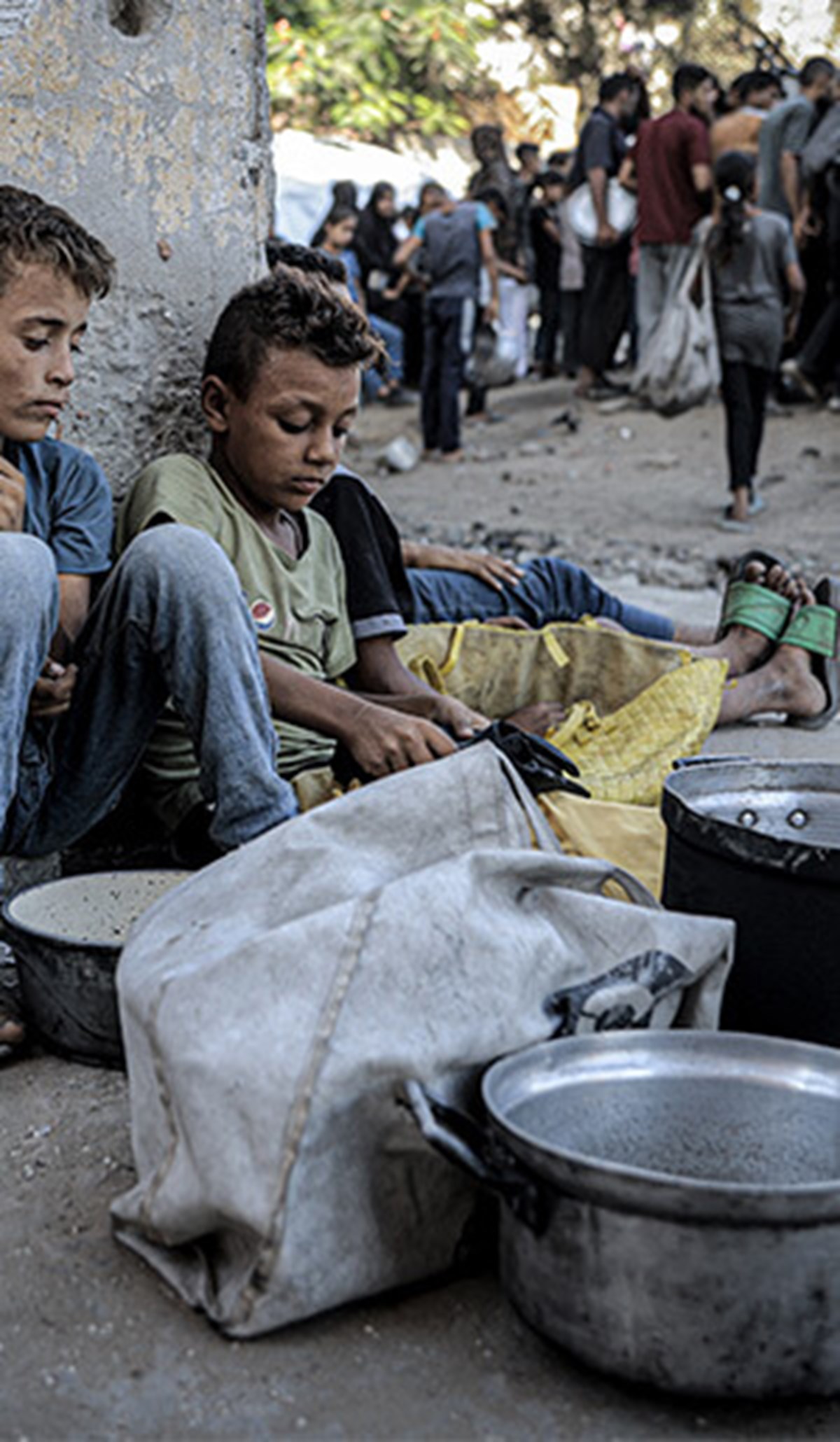 Kinder warten auf die Verteilung von Essen in Gaza (AFP)
