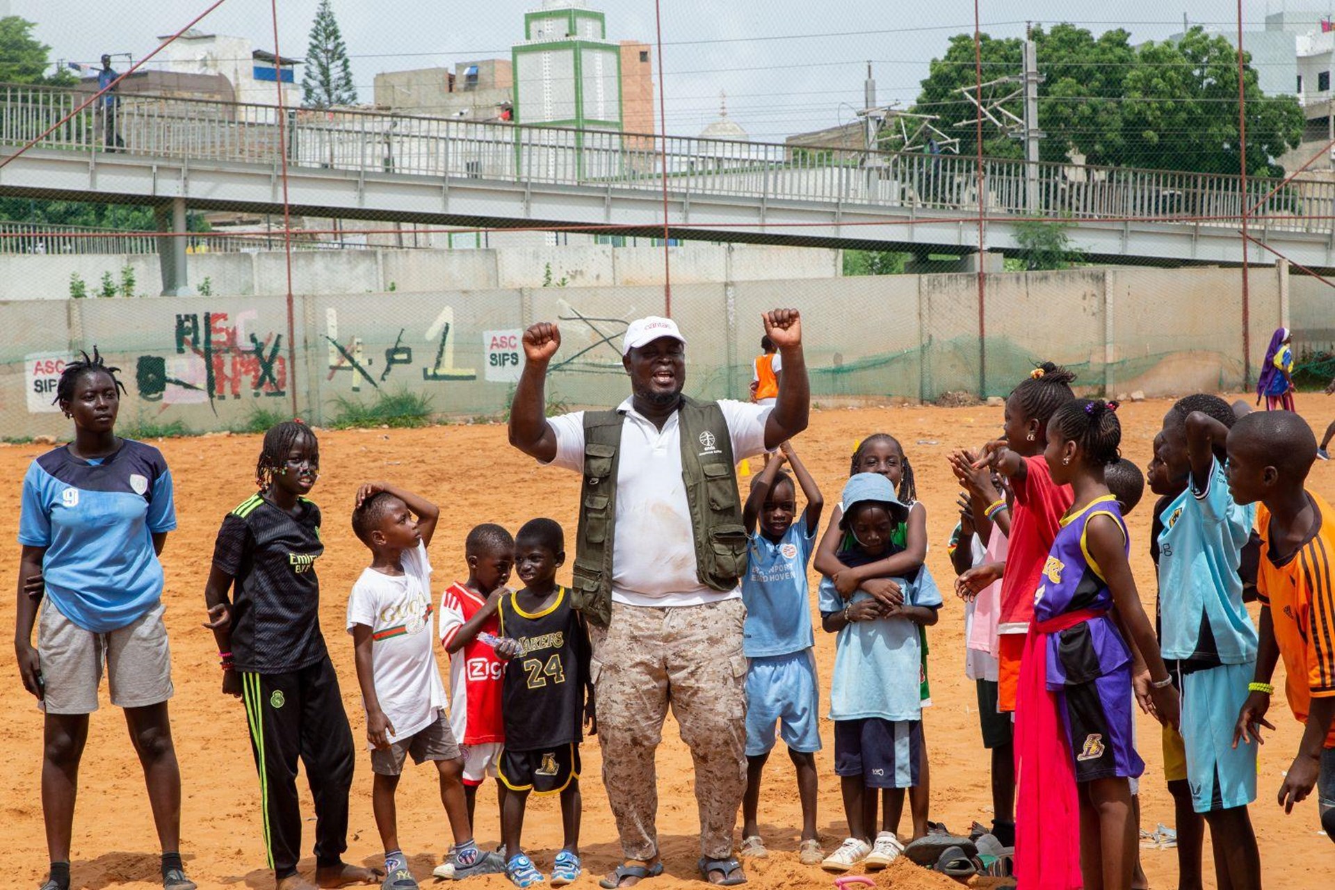 Senegal: Ein Sozialarbeiter von ENDA spielt mit Kindern.