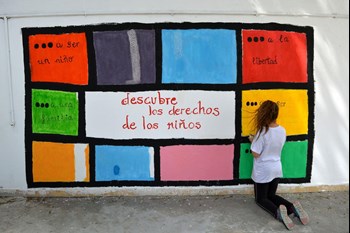 spanische Freiwillige unterstützen Caritas Tanger

Nach Marokko kommen aus dem subsaharischen Afrika vor allem Arbeitsmigranten und viele Minderjährige. Caritas Marokko unterstützt sie mit eigens eingerichteten Zentren den großen Städten Meknes, Rabat, Casablanca und Tanger. Freiwillige engagieren sich im Zentrum in Tanger für die Kinder.

