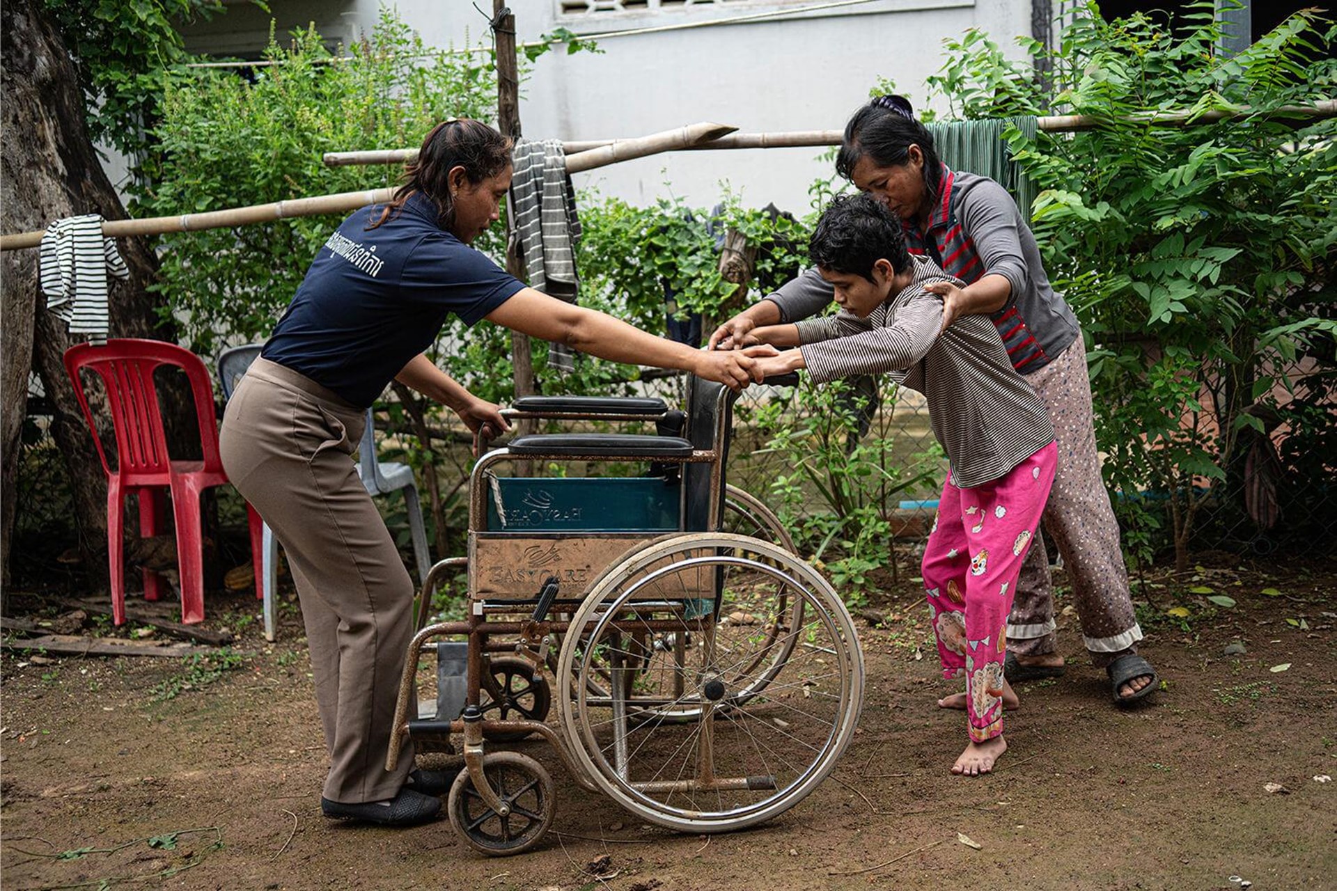 Familie auf dem Weg zum Therapiezentrum - Kambodscha