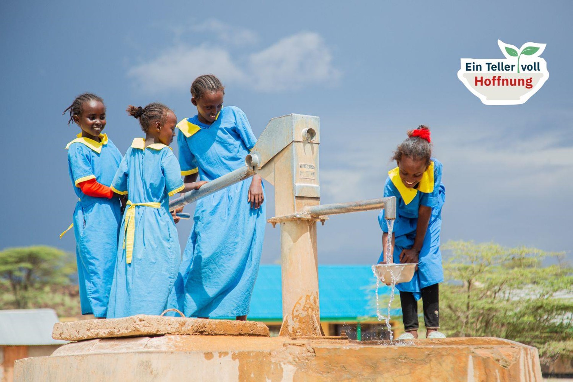 Mädchen am Brunnen in Kenia