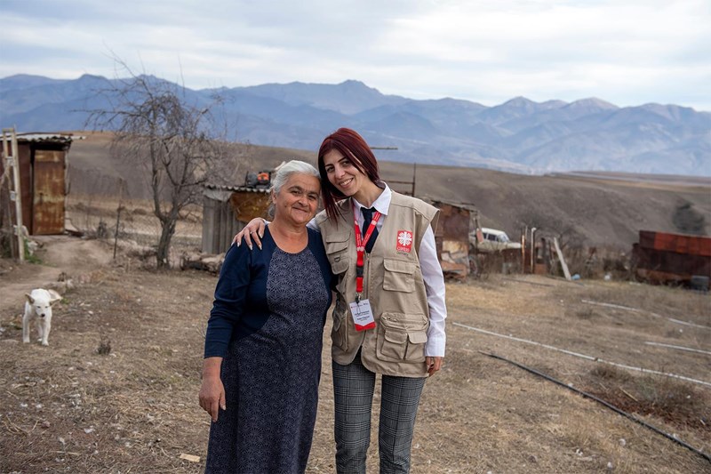 Eine Mitarbeiterin der Caritas Armenien mit einer Dame