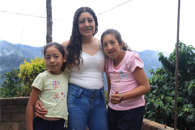 Juana Janeth Cabrera ist alleinerziehend. Ihre Töchter (rechts im Bild) hat sie schon als Minderjährige bekommen - sie hat eine Mehrfachbehinderung und musste schon mehrfach operiert werden. Die Caritas unterstützt die junge Mutter, beispielsweise mit rechtlicher Beratung.