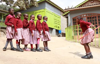 Mädchen vor dem Schulzentrum Charles Lwanga in Kibera, einem der größten Slums in Nairobi