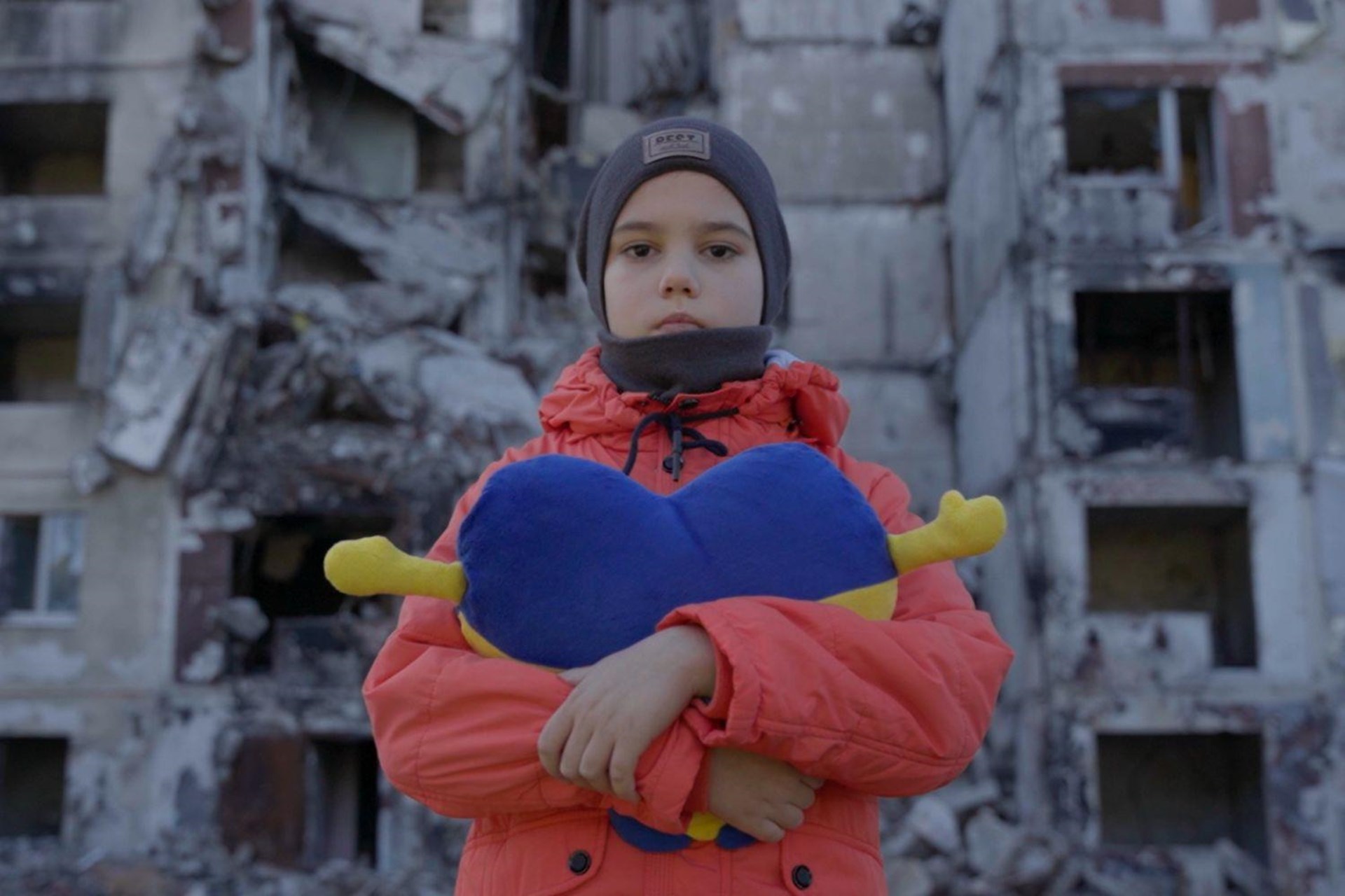 Junge vor Trümmern in der Ukraine