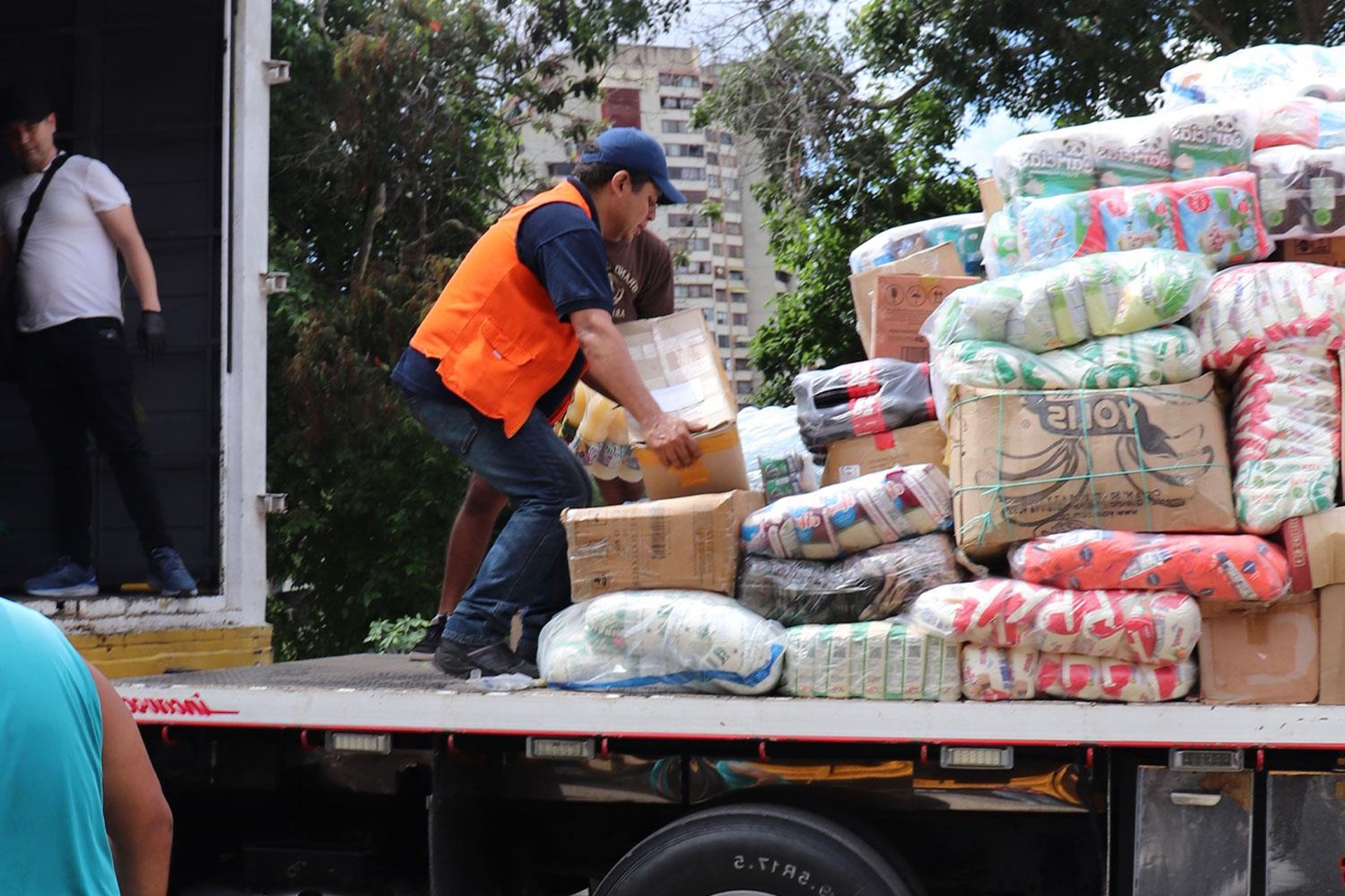 Mitarbeiter der Caritas Venezuela sortieren die angekommen Hilfsgüter in der Erdbebenregion