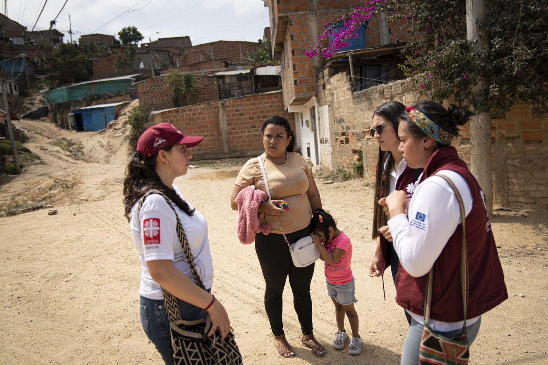 Vanessa Martinez mit Caritas-Mitarbeiterinnen. Einige von ihnen sind selbst aufgrund der Krise in Venezuela nach Kolumbien geflüchtet.