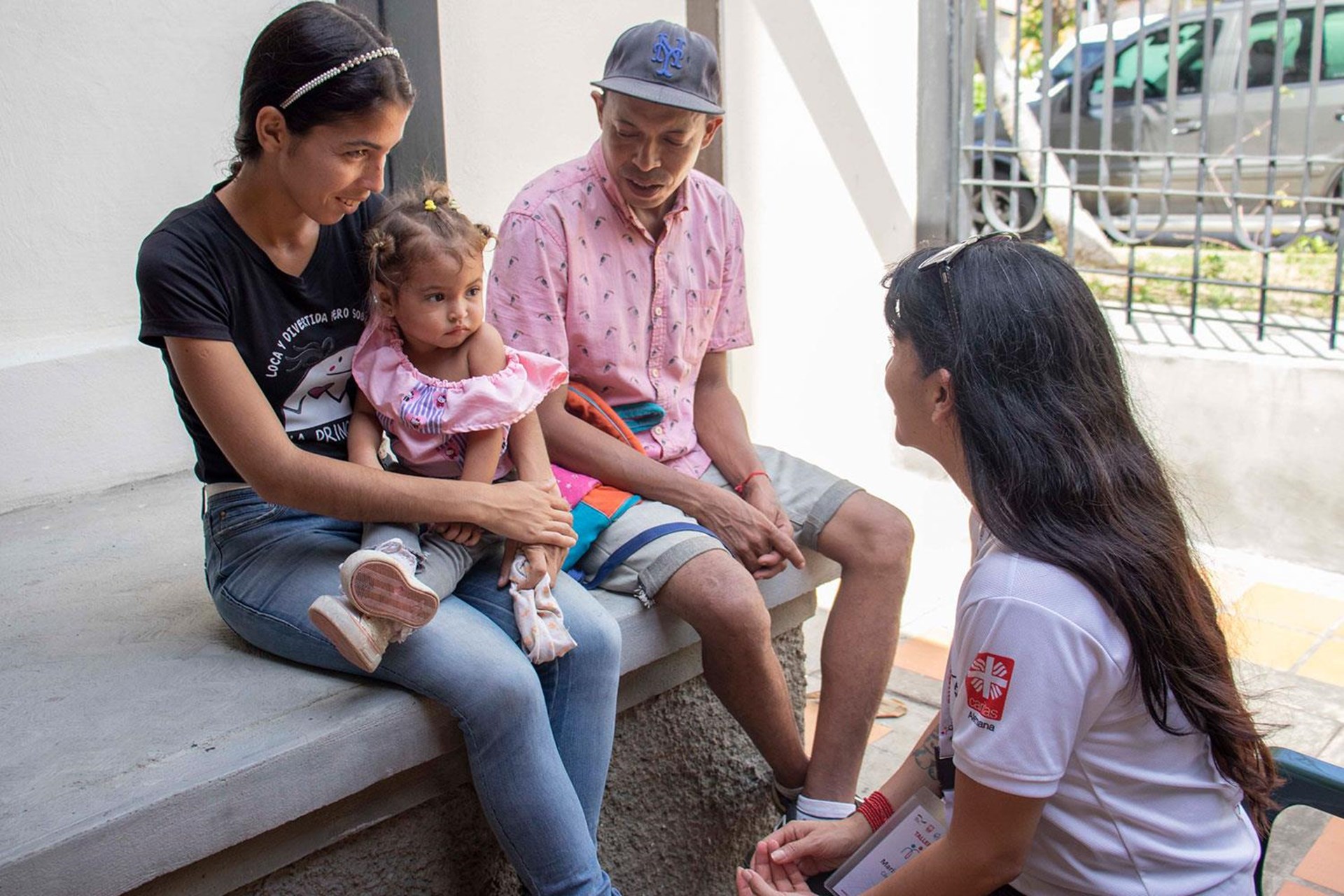 Eine Familie erhält Unterstützung in einer Caritas Einrichtung