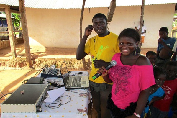 Die Radiomacher von Sol Mansi suchen den Kontakt zur Bevölkerung - denn Radio ist ihr Medium. Direkt aus dem Dorf senden: mit einer kleinen mobilen Sendestation ist das machbar.