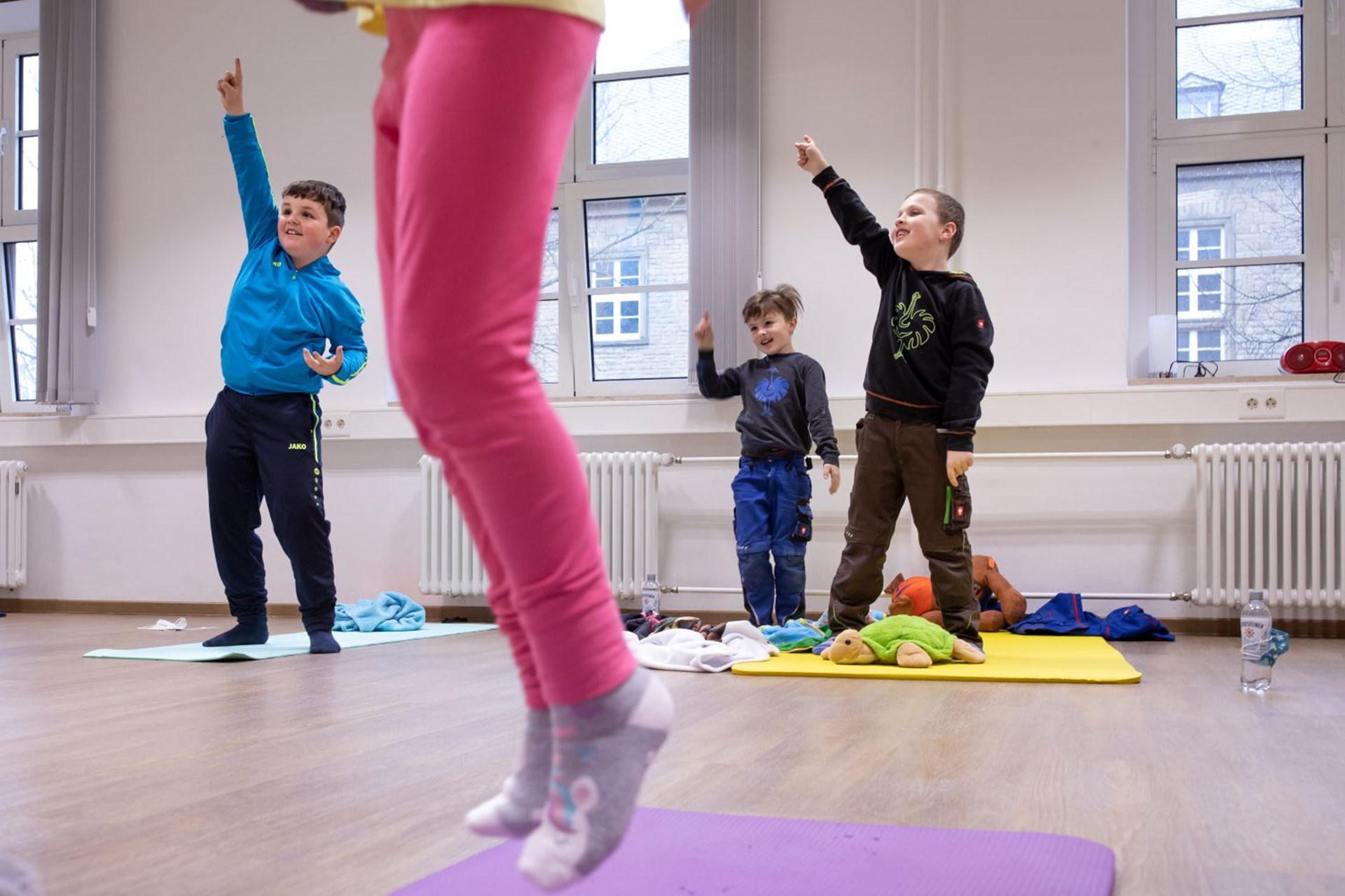 Kinder haben Spaß im Yogakurs der Caritas