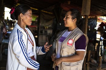 So wie hier in einem Flüchtlingscamp in Myanmar, gehen auch unsere lokalen Helferinnen in Thailand auf die Probleme und Bedürfnisse der ankommenden burmesischen Flüchtlinge ein. Sie leisten Nothilfe, hören zu und unterstützen die Menschen angepasst an ihre individuelle Situation.  

