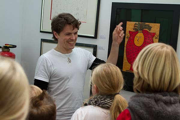 Paddy Kelly Art Peace in einer Schulklasse