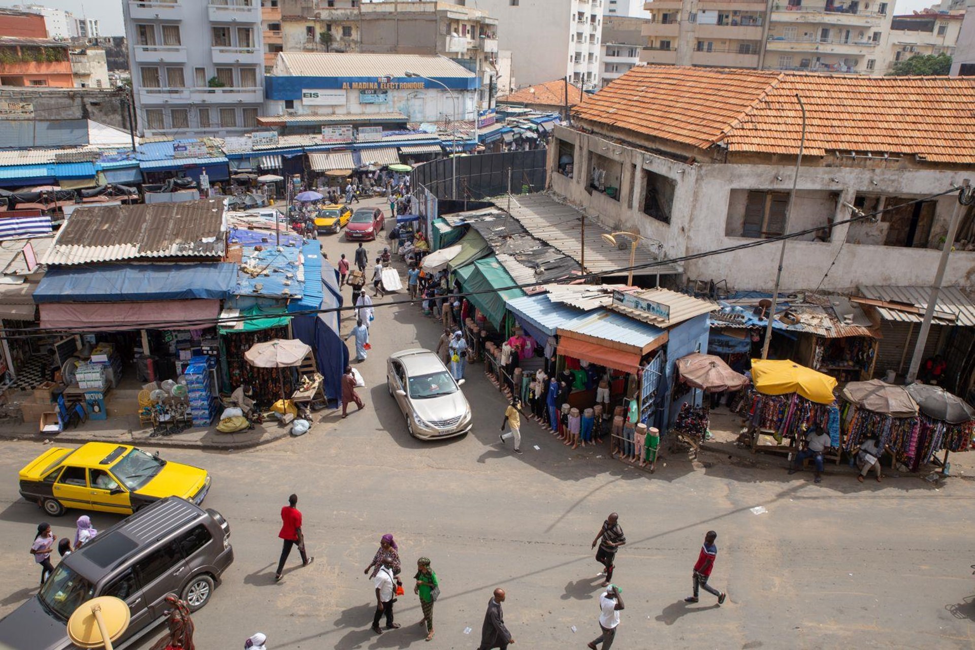 Geschäftiges Treiben auf einer Straße in Dakar, Senegal
