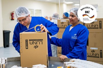 Marvel Ashraf arbeitet dank eines Inklusionsprojektes der Caritas bei Luna Cosmetics.