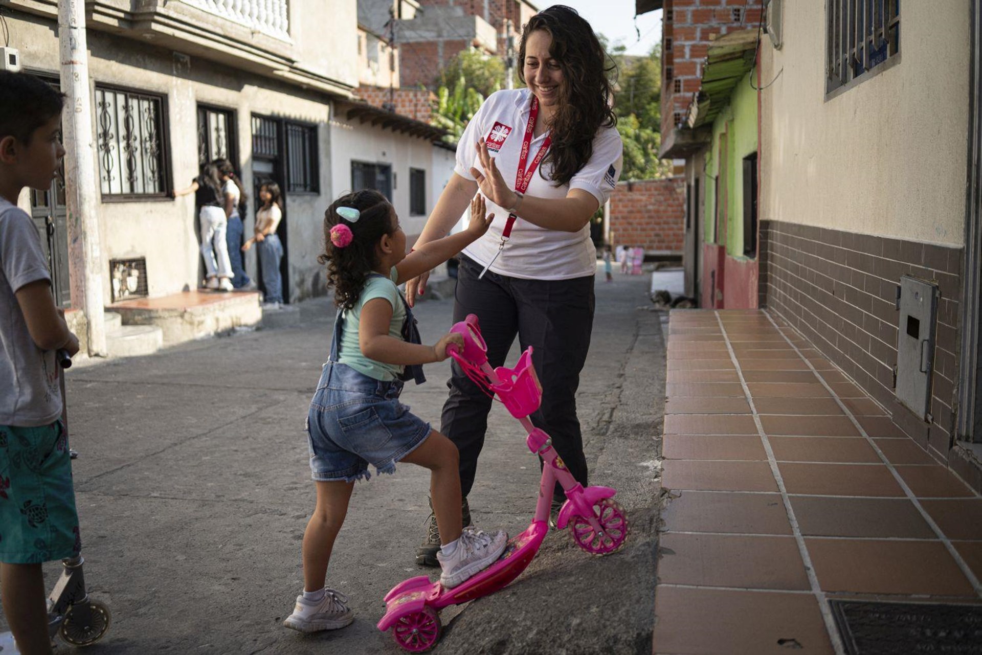 Eine Caritas-Mitarbeiterin kümmert sich um Geflüchtete in Kolumbien. Viele von ihnen sind aufgrund der Krise aus Venezuela geflohen.