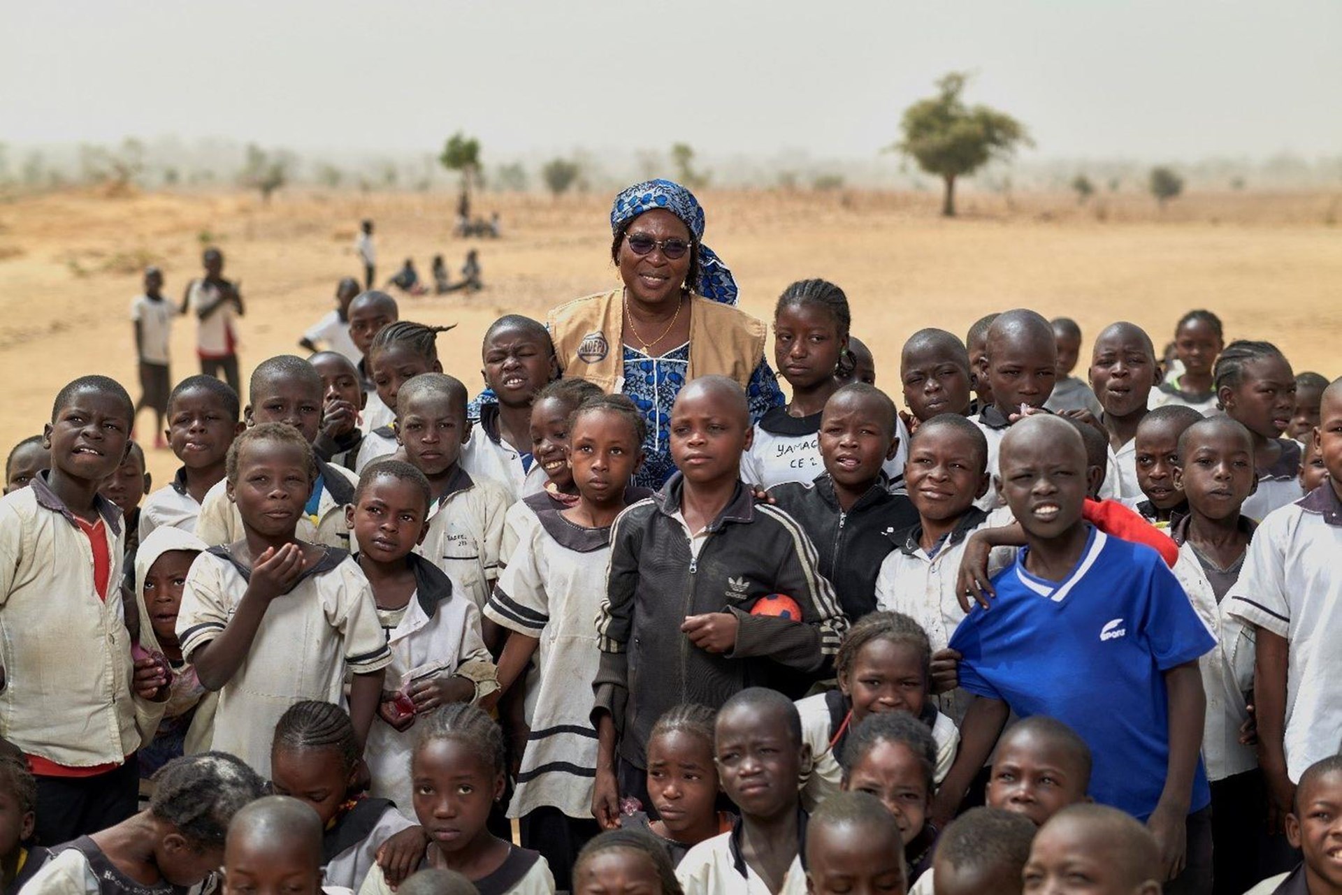 Marthe Wandou mit Kindern in Kamerun