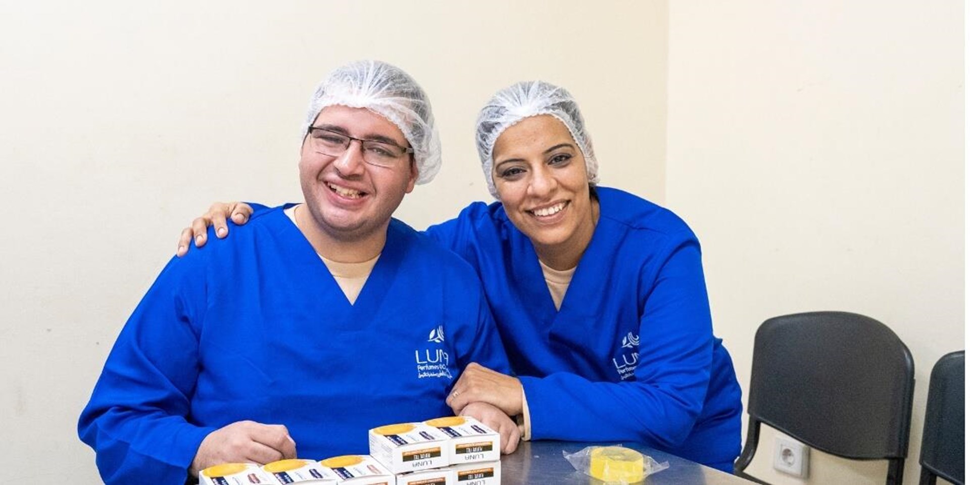 Jobcoach Heba Halim ist seine Ansprechpartnerin im Arbeitsalltag, hält den Kontakt zu Kolleg_innen und Vorgesetzten und steht auch mit seiner Familie in regelmäßigem Austausch.
