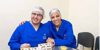 Zwei, die sich mögen: Jobcoach Heba Halim begleitet Marvel Ashraf eng. Sie ist seine Ansprechpartnerin im Arbeitsalltag, hält den Kontakt zu Kolleg_innen und Vorgesetzten und steht auch mit seiner Familie in regelmäßigem Austausch.