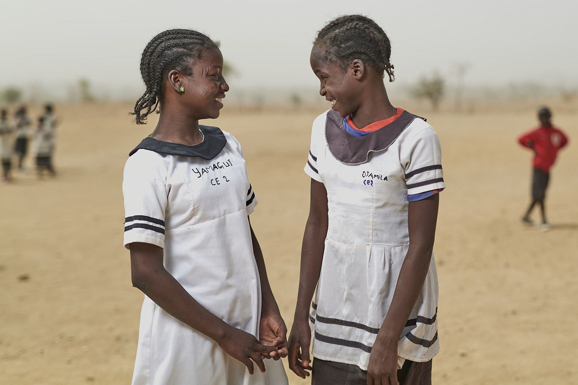 Kamerun: Die beiden zwölfjährigen Mädchen sind beste Freundinnen, jeden Tag machen sie sich gemeinsam auf den Weg zur Schule.