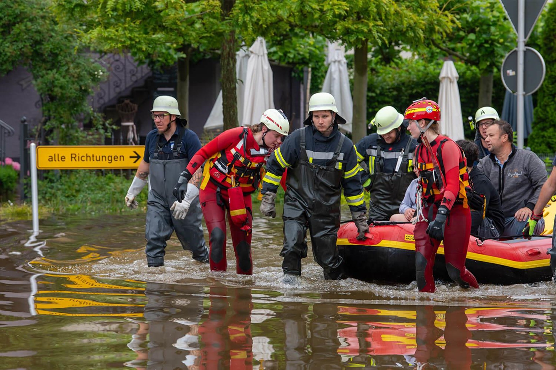 Während des Hochwassers in Süddeutschland sind viele Helfende mit alle Kraft dabei. 
