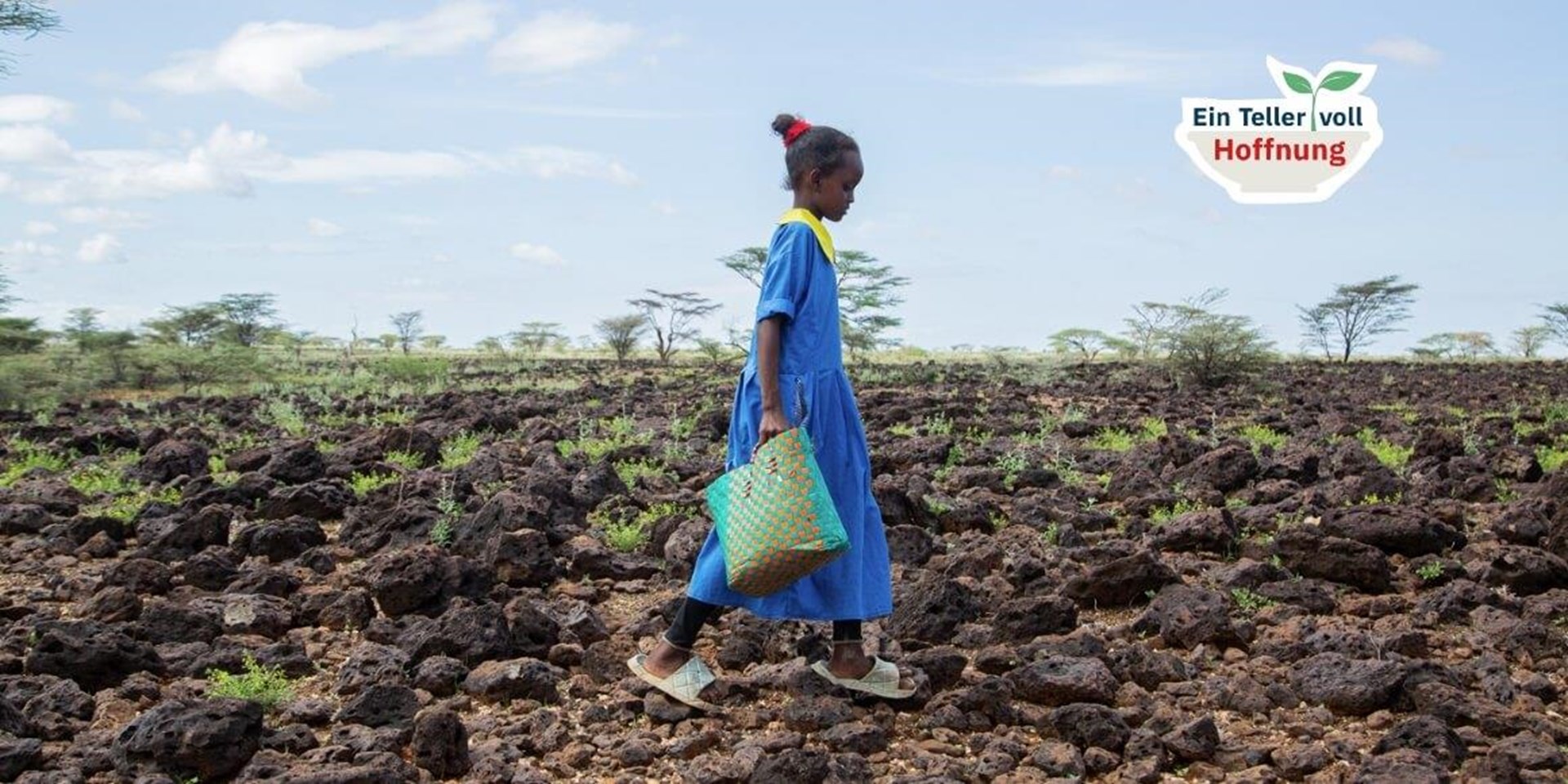 Adho ist auf ihrem Schulweg