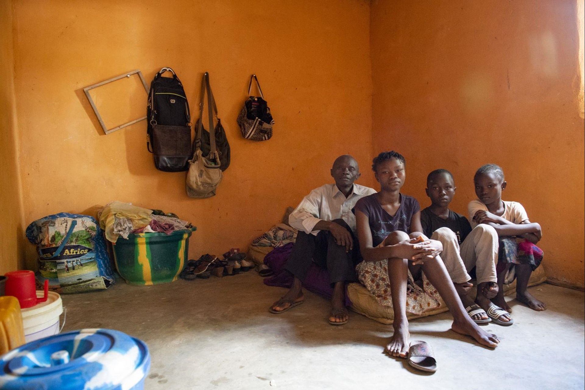 Familienportrait in dem einzigen Zimmer, das sie haben