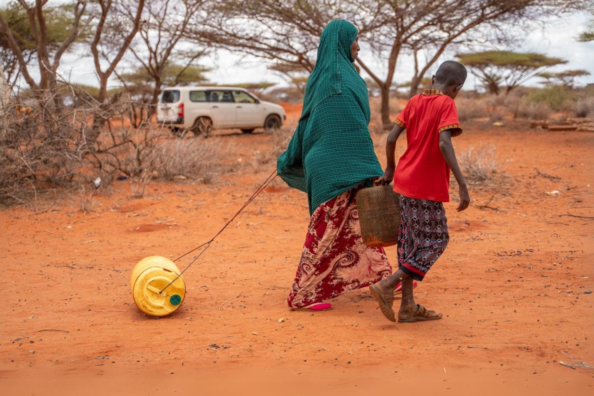 Amino Dahir bringt den vollen Wasserbehälter nach Hause