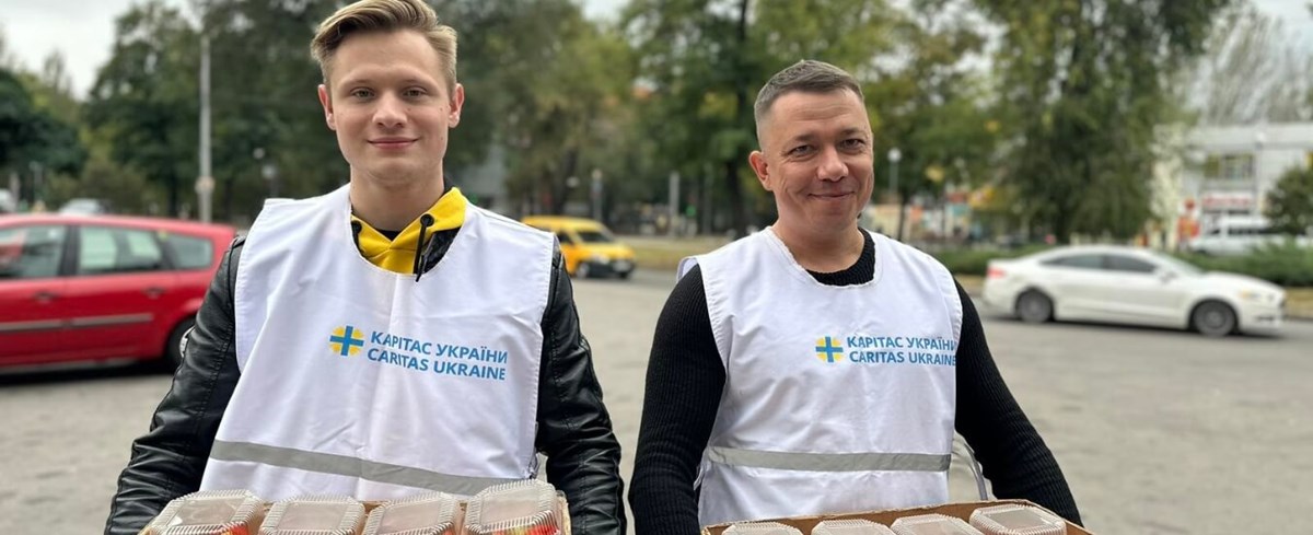 Zwei Mitarbeiter der Caritas Ukraine liefern Essen aus. (Foto: Caritas Ukraine)