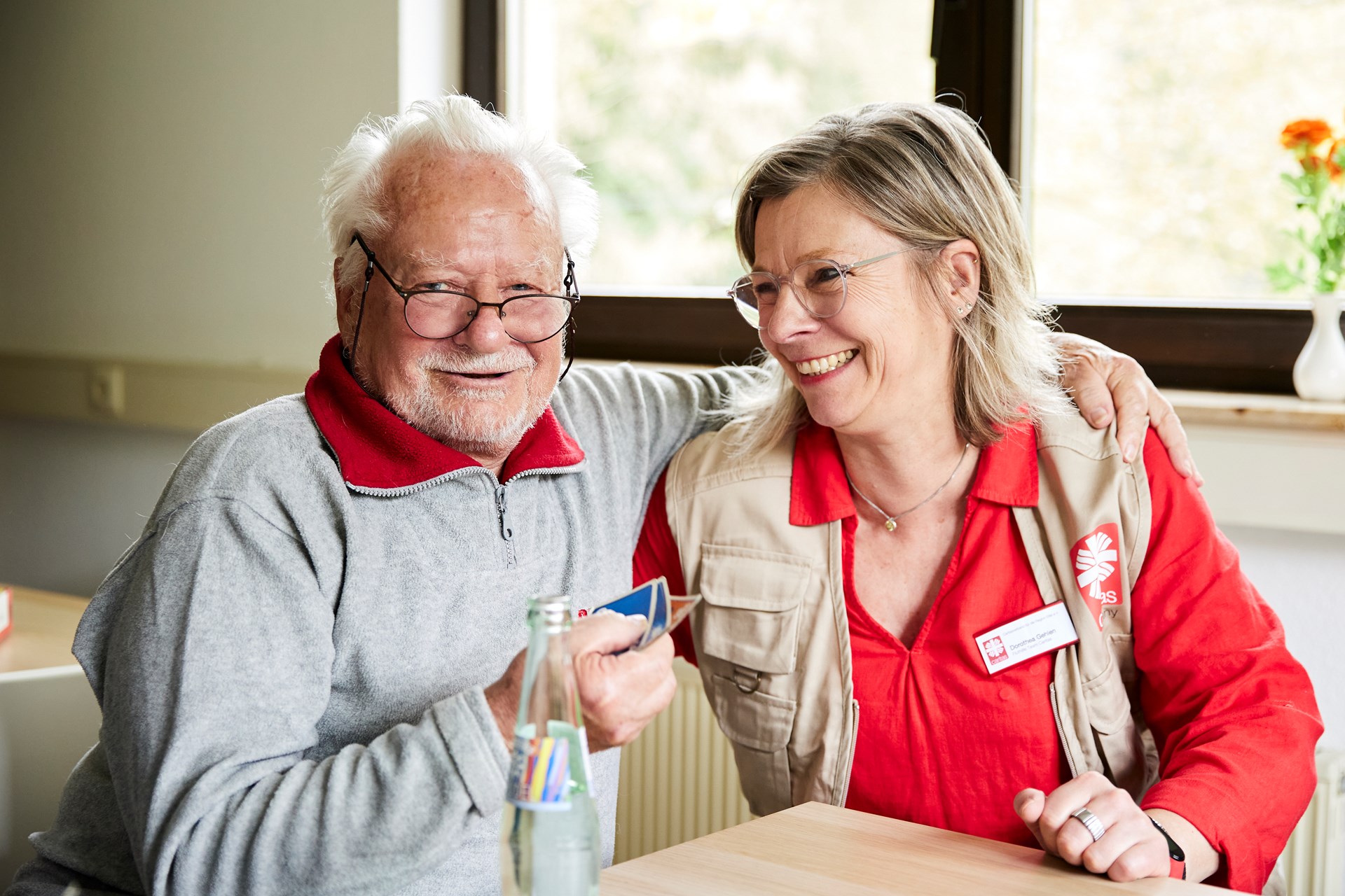 Ein Mann und eine Frau legen die Arme umeinander