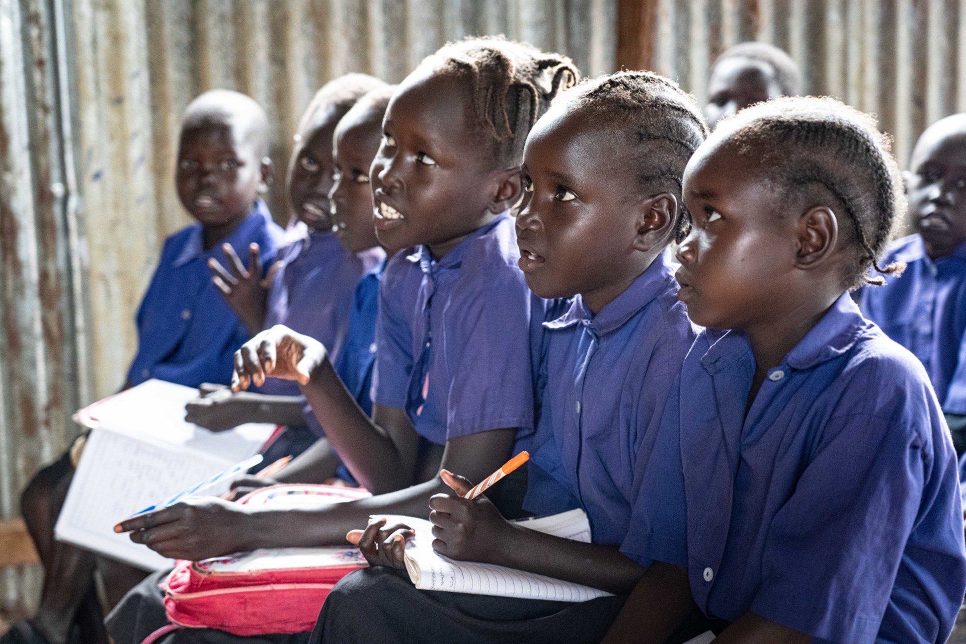 Schülerinnen in einem Klassenraum im IDP-Camp in Juba, Südsudan