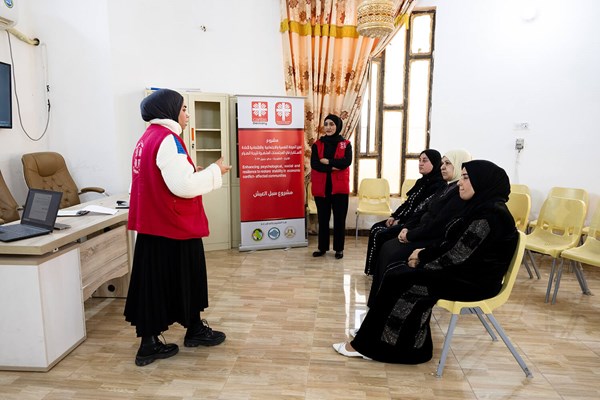 Vom der Gewalt des IS betroffene Frauen treffen sich regelmäßig im Caritaszentrum in Saqlawiah. Sie bilden sich weiter und lernen voneinander. Maysoon Hamdi Obaid ist dankbar für diese Form der Unterstützung. 