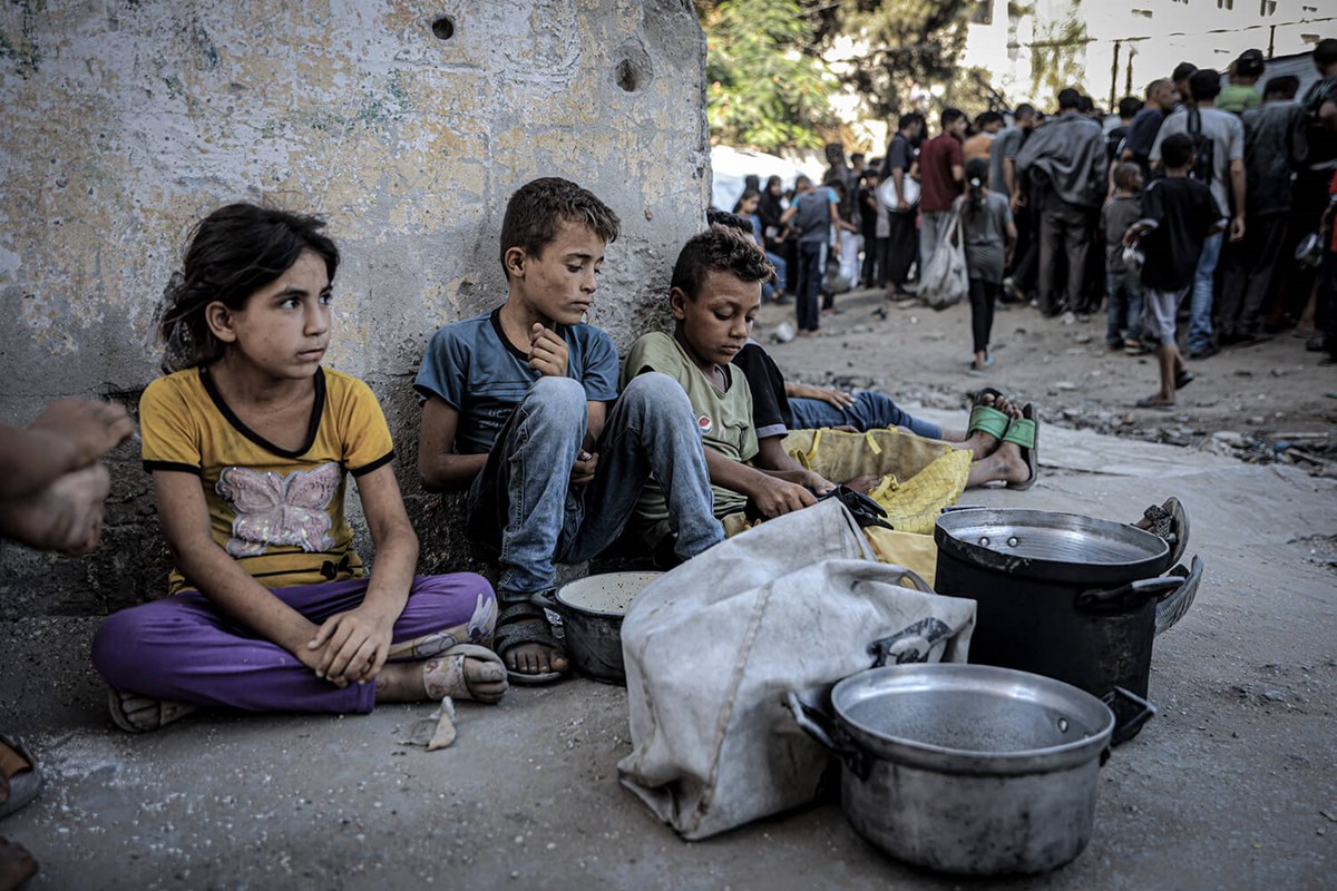 Kinder warten auf die Verteilung von Essen in Gaza (AFP)