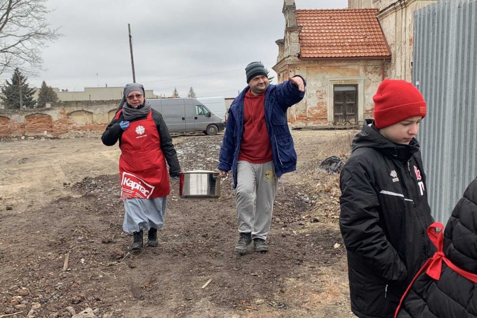 Suppenküche in der Ukraine wird durch Betroffene betreut