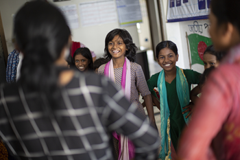 Auch Boishakhi, die zwölfjährige Müllsammlerin, kommt regelmäßig in das Drop-in-Zentrum in Dhaka. Dort trifft sie Freunde. Sie lernen gemeinsam, tanzen und spielen. 